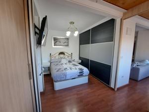 een slaapkamer met een bed en een grote kast bij Apartamento Fiesta Sol in Benidorm