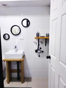 La salle de bains est pourvue d'un lavabo et d'un miroir. dans l'établissement Departamentos Río Gamboa 2, à Castro