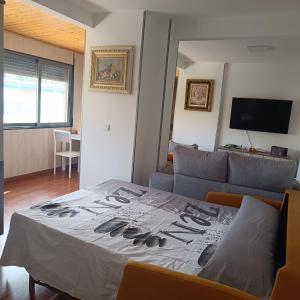 een woonkamer met een tafel en een bank bij Apartamento Fiesta Sol in Benidorm