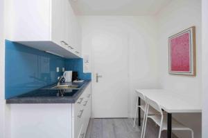 Kuchyň nebo kuchyňský kout v ubytování Urban Oasis with Queen Bed and View BE-43