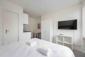 Postel nebo postele na pokoji v ubytování Urban Oasis with Queen Bed and View BE-43