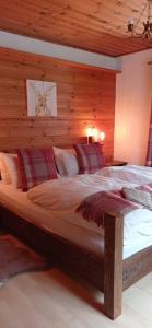 Una cama o camas en una habitación de Gasthof Zum Lugauer