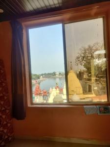 Kailash kuti Guest House في اوجاين: نافذة مطلة على جسم ماء