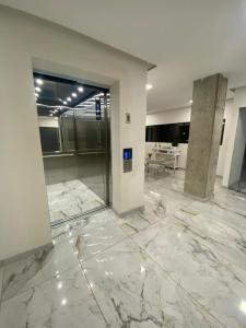 vestíbulo con suelo de mármol y puerta de cristal en Edificio nuevo, en Hermosillo