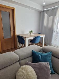 sala de estar con sofá y mesa en Quarto com banheiro privado em apartamento familiar, en Alicante