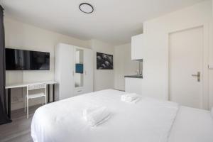 Un pat sau paturi într-o cameră la Urban Oasis with Queen Bed and View BE-24