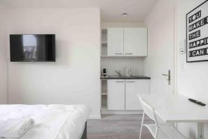 Kuchyň nebo kuchyňský kout v ubytování Urban Oasis with Queen Bed and View BE-42
