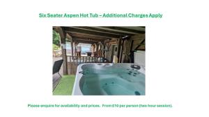 un jacuzzi en la parte trasera de una caravana en The Carriage House, Studio 3A en Bilbrough