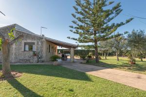 a stone house with a tree in the yard at Son March I in Sa Pobla
