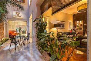 sala de estar con sofá y mesa con plantas en Duque Hotel Boutique & Spa en Buenos Aires