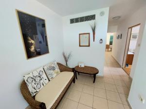 un soggiorno con divano e tavolo di Sali Modern Seaview Apartment a Sali (Sale)