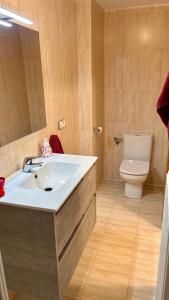 La salle de bains est pourvue d'un lavabo et de toilettes. dans l'établissement Rincón Estelles, à Estella