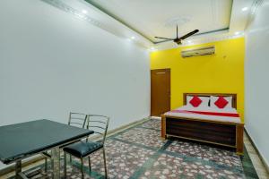 een kamer met een bed en een tafel en stoelen bij Hotel Sourya Residency in Jamshedpur