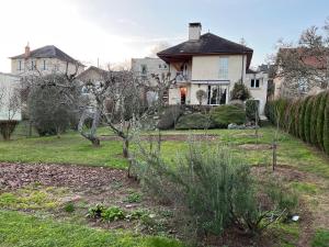 une maison avec un jardin en face dans l'établissement Studio neuf de 24m², à Brive-la-Gaillarde