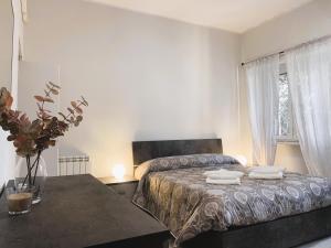 um quarto com uma cama com duas toalhas em Station House em Lido di Ostia