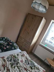 um quarto com uma cama e uma porta de madeira em Gemütliche Ferienwohnung am Waldrand em Elgersburg