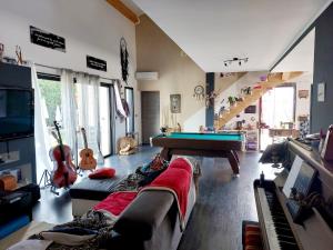 sala de estar con sofá y mesa de billar en Chez Cendra en Borgo