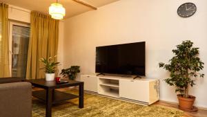 Una sala de estar con un televisor de pantalla plana en una pared. en Dream home, en Essen