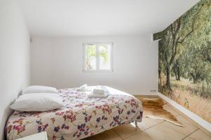 um quarto com uma cama e um quadro na parede em Sunny Dreams : villa de plain-pied, vue mer em La Ciotat