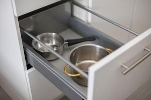 A kitchen or kitchenette at Downtown Deluxe Studio with Queen Bed BE-55