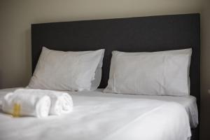 A bed or beds in a room at Downtown Deluxe Studio with Queen Bed BE-55