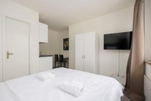 Postel nebo postele na pokoji v ubytování Urban Oasis with Queen Bed and View BE-53