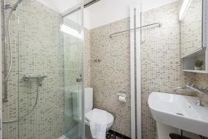 Koupelna v ubytování Urban Oasis with Queen Bed and View BE-53