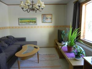sala de estar con sofá y mesa en Former Hotel Restaurant Kannonkrouvi, en Kannonkoski