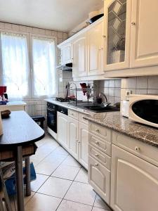 Кухня або міні-кухня у Charmant appartement tout équipé avec 2 chambres