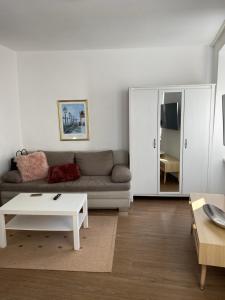 Una sala de estar con un sofá y una mesa de café. en Ferienwohnung zentral an der Moselpromenade, en Zell an der Mosel