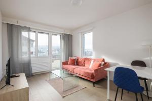 un soggiorno con un divano e un tavolo di Grand Terrace Suite Elite 4,5BR BA52 a Zurigo