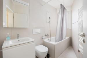 un bagno bianco con un water e un lavandino di Grand Terrace Suite Elite 4,5BR BA52 a Zurigo Altre 22 foto