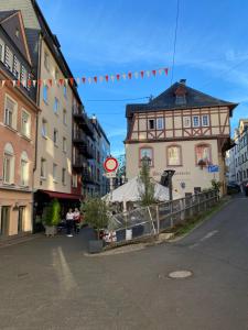 una calle en una ciudad con edificios y un cartel en Ferienwohnung zentral an der Moselpromenade, en Zell an der Mosel