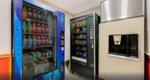 een frisdrankenautomaat in een kamer bij Super 8 by Wyndham McKinney/Plano Area in McKinney