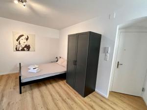 um pequeno quarto com uma cama e um armário em Heart of Zurich Modern Studio HG14 em Zurique