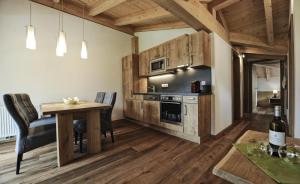 Kuchyň nebo kuchyňský kout v ubytování Appartements Rosenhof