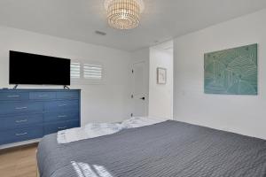 um quarto com uma cama e uma televisão de ecrã plano em The Palmetto Paradise em Saint Augustine