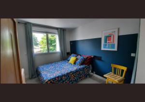 een kleine slaapkamer met een bed en een raam bij Le3BisMyosotis in Massy
