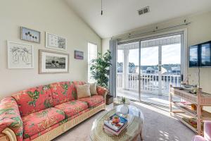 Posezení v ubytování Sunset Beach Condo with Balcony, 5 Mi to the Ocean!