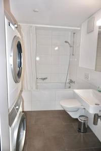 ein weißes Bad mit einem WC und einem Waschbecken in der Unterkunft Balcony Suite in Central Zurich SH2,4R in Zürich