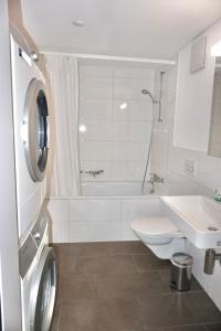 チューリッヒにあるBalcony Suite in Central Zurich SH2,4Rのトイレと洗面台を備えた白いバスルーム