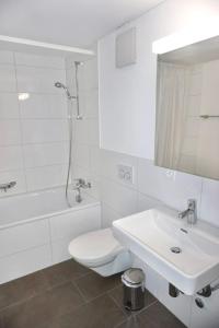 ein weißes Bad mit einem WC und einem Waschbecken in der Unterkunft Balcony Suite in Central Zurich SH2,4R in Zürich