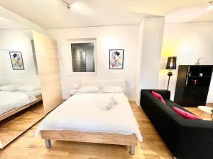 una sala de estar con una cama y un sofá en Zurich City Dream Studio SH04L, en Zúrich 2 fotos más