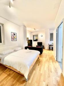 Un dormitorio con una cama grande y una sala de estar. en Zurich City Dream Studio SH04L, en Zúrich