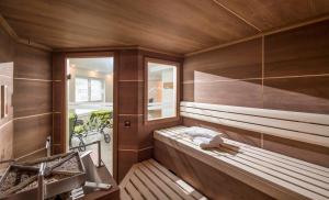 A bed or beds in a room at Aparthotel AlpTirol