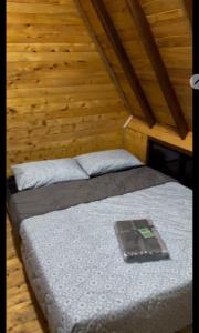 a bedroom with two beds in a wooden cabin at Lago Cristal Chalets in Los Santos