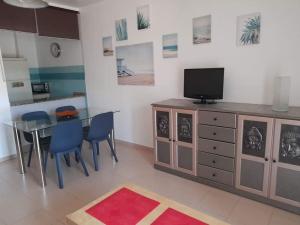 une salle à manger avec une table et une télévision dans l'établissement Apto. Dunas Playa, à Isla Cristina