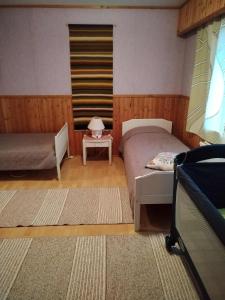 1 dormitorio con 2 camas individuales y mesa en Former Hotel Restaurant Kannonkrouvi en Kannonkoski