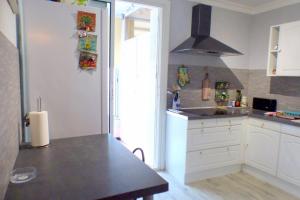 A kitchen or kitchenette at Beautiful apartment located 800 m from the Beach