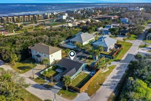 una vista aérea de un barrio con casas en Palmetto Paradise - A en St. Augustine